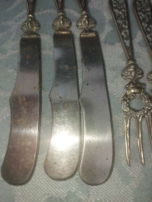 A VINTAGE ORNATE SET OF 6 COCKTAIL SET SOLD AS IS