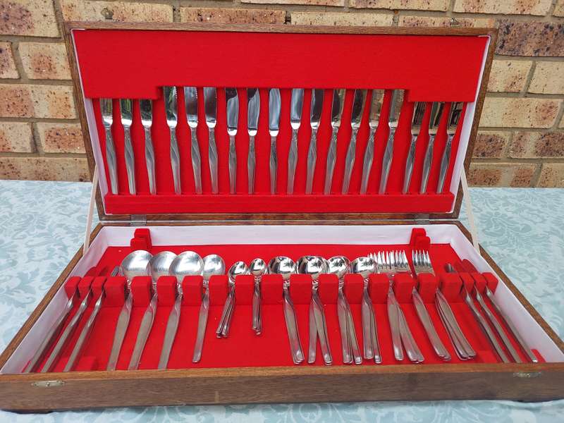 A BEAUTIFULL STAINLESS STEEL 63 PIECE HENKELS CUTLERY SET SOLD AS IS