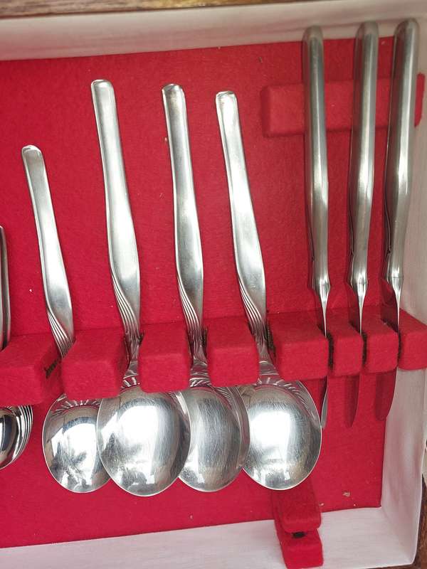 A BEAUTIFULL STAINLESS STEEL 63 PIECE HENKELS CUTLERY SET SOLD AS IS
