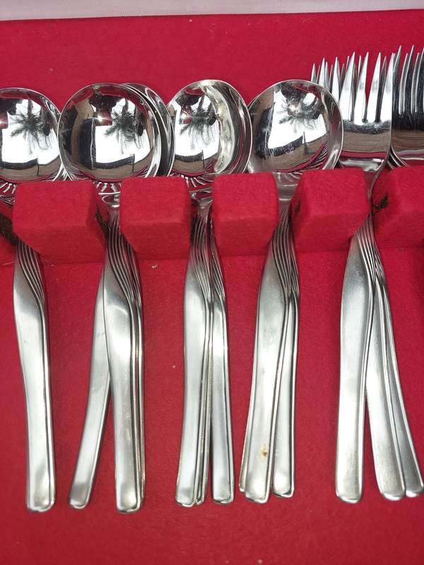 A BEAUTIFULL STAINLESS STEEL 63 PIECE HENKELS CUTLERY SET SOLD AS IS
