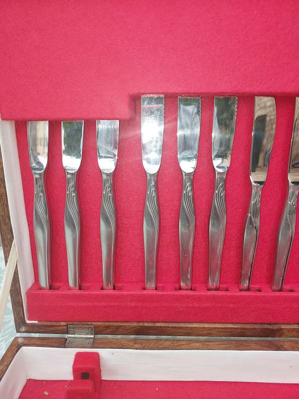 A BEAUTIFULL STAINLESS STEEL 63 PIECE HENKELS CUTLERY SET SOLD AS IS