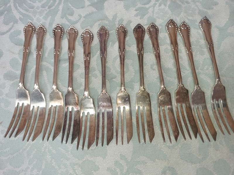 A VINTAGE SET OF 12 EMESS EPNS PLATE DESERT FORKS SOLD AS IS