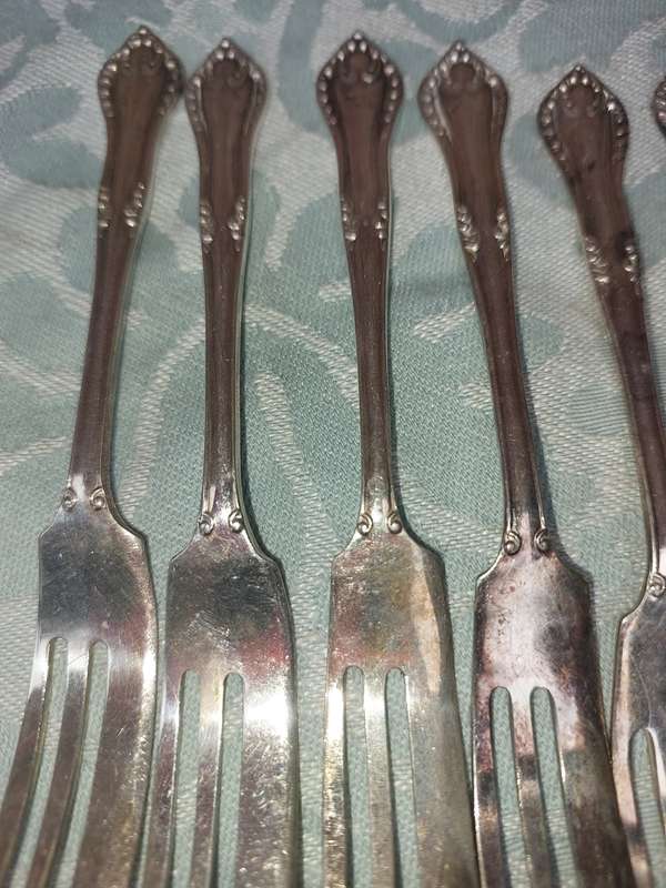 A VINTAGE SET OF 12 EMESS EPNS PLATE DESERT FORKS SOLD AS IS