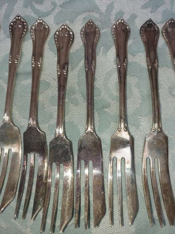 A VINTAGE SET OF 12 EMESS EPNS PLATE DESERT FORKS SOLD AS IS