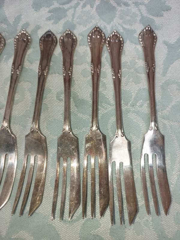 A VINTAGE SET OF 12 EMESS EPNS PLATE DESERT FORKS SOLD AS IS