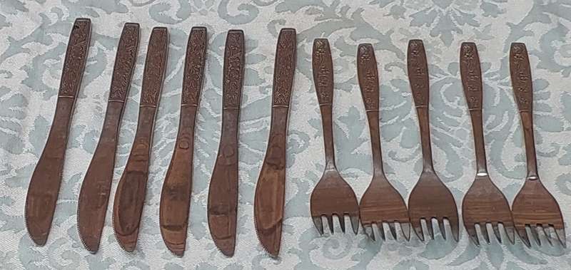 A SET OF 11 STAINLESS STEEL CUTLERY SOLD AS IS