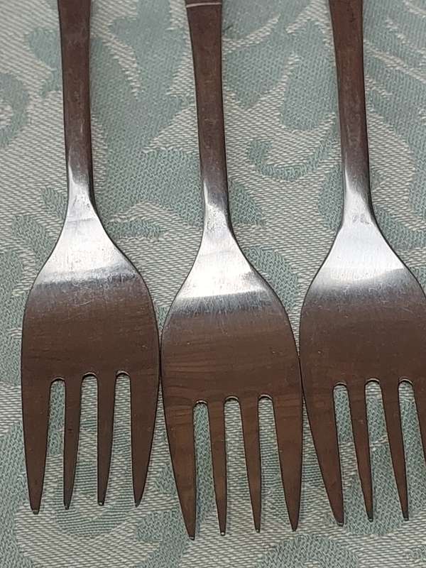 A SET OF 11 STAINLESS STEEL CUTLERY SOLD AS IS