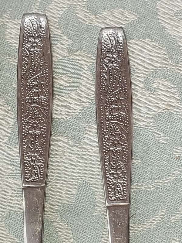 A SET OF 11 STAINLESS STEEL CUTLERY SOLD AS IS