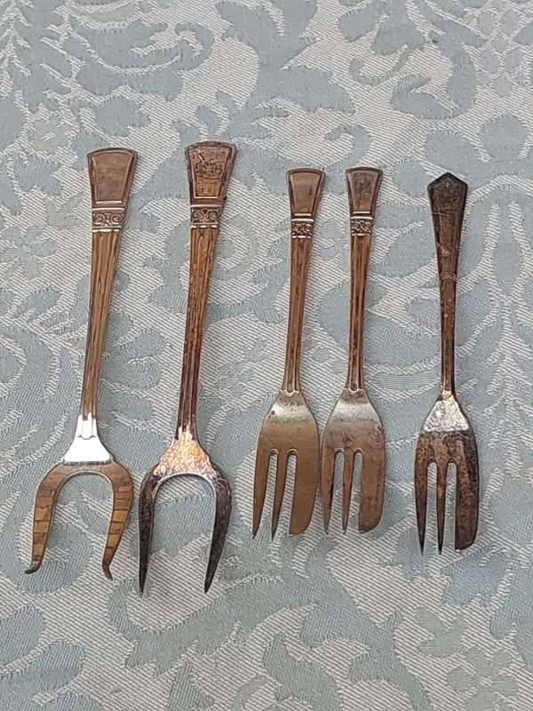 A COLLECTION OF VINTAGE KITCHENALIA CUTLERY SOLD AS IS