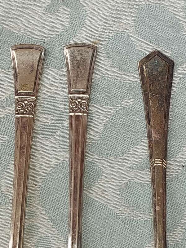 A COLLECTION OF VINTAGE KITCHENALIA CUTLERY SOLD AS IS