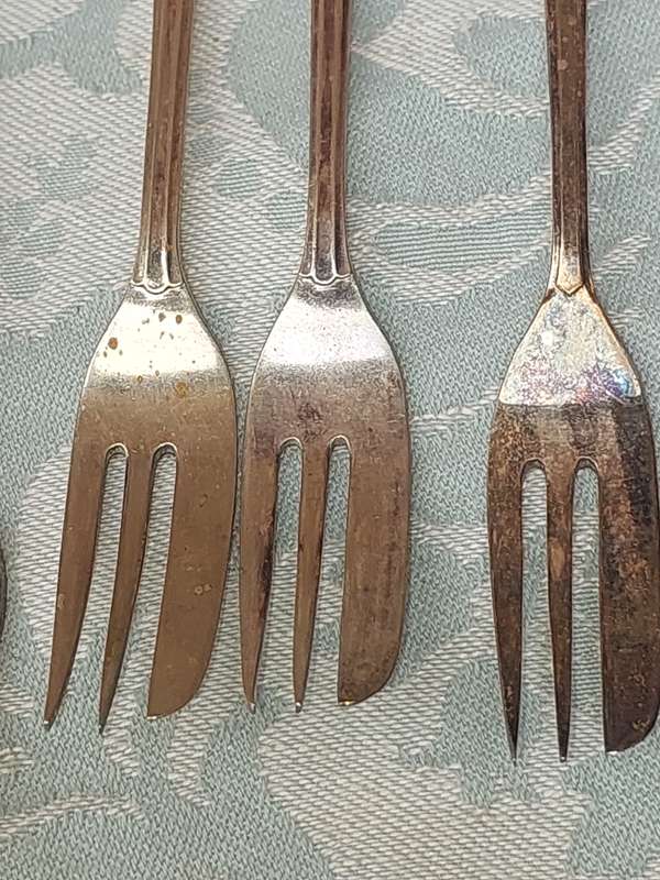A COLLECTION OF VINTAGE KITCHENALIA CUTLERY SOLD AS IS