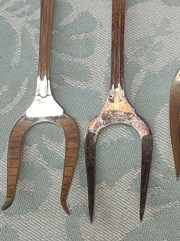 A COLLECTION OF VINTAGE KITCHENALIA CUTLERY SOLD AS IS