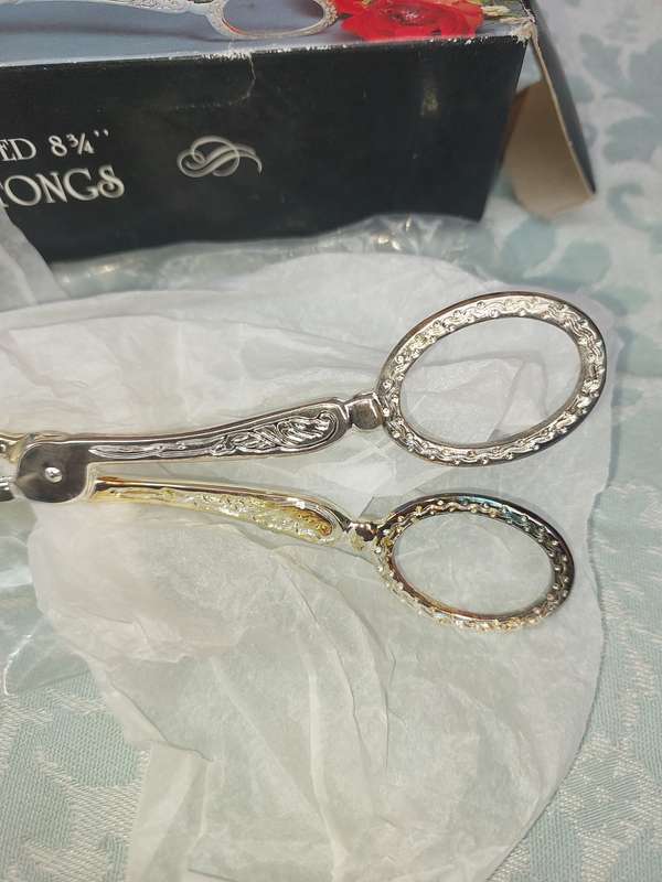 A CAKE TONG NEVER USED SILVER PLATED SOLD AS IS
