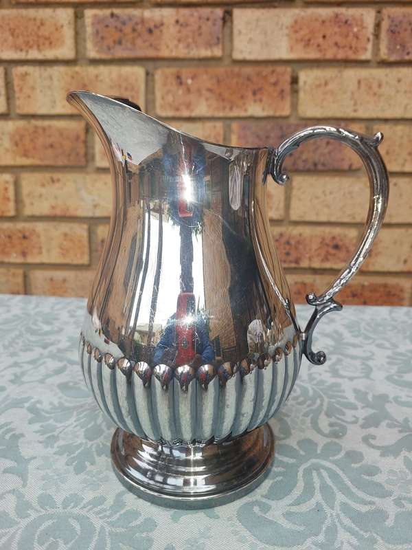 A VINTAGE EMESS SP ON B WATER JUG SOLD AS IS