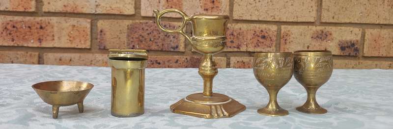 A VINTAGE COLLECTION BRASS ART DECOR ORNAMENTS AND FIGURINES SOLD AS IS R100