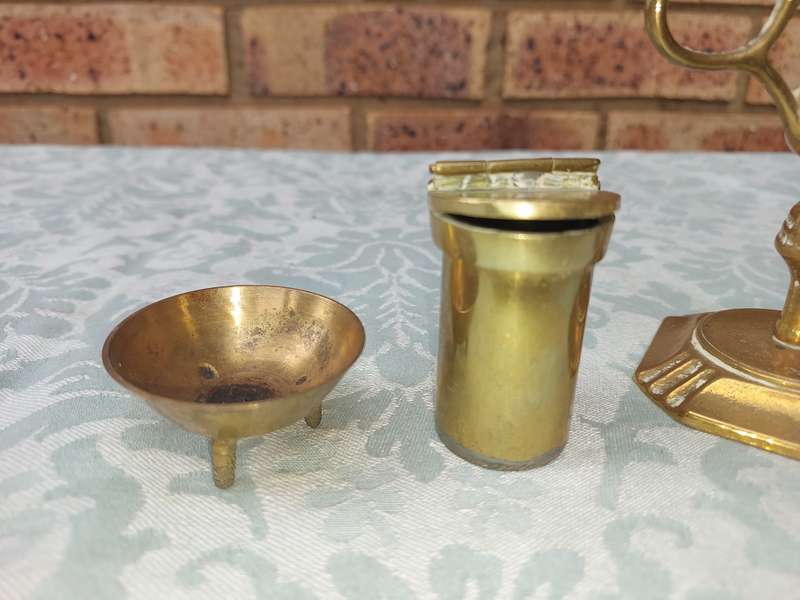 A VINTAGE COLLECTION BRASS ART DECOR ORNAMENTS AND FIGURINES SOLD AS IS R100