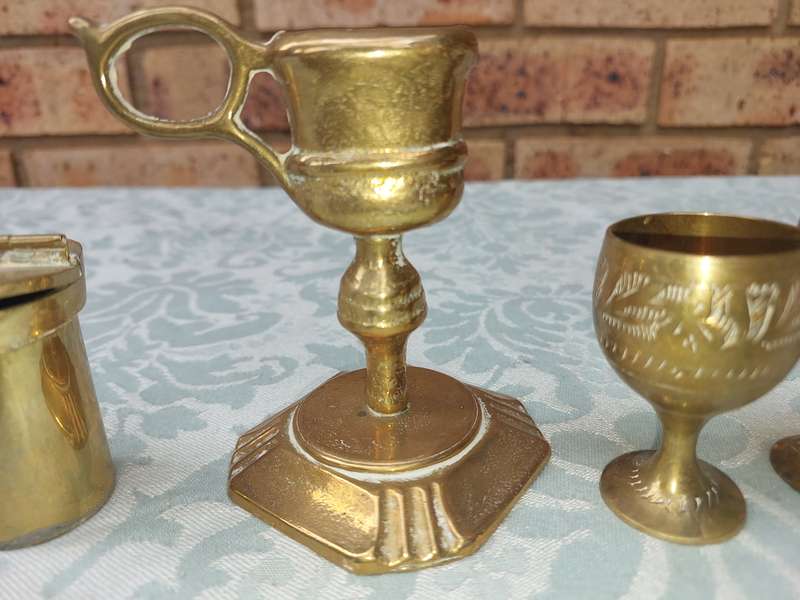 A VINTAGE COLLECTION BRASS ART DECOR ORNAMENTS AND FIGURINES SOLD AS IS R100