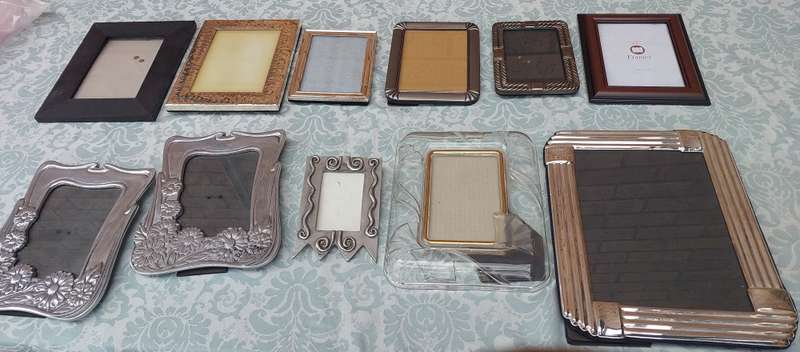 A JOBLOT PHOTO FRAMES SOLD AS IS