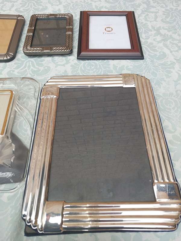 A JOBLOT PHOTO FRAMES SOLD AS IS