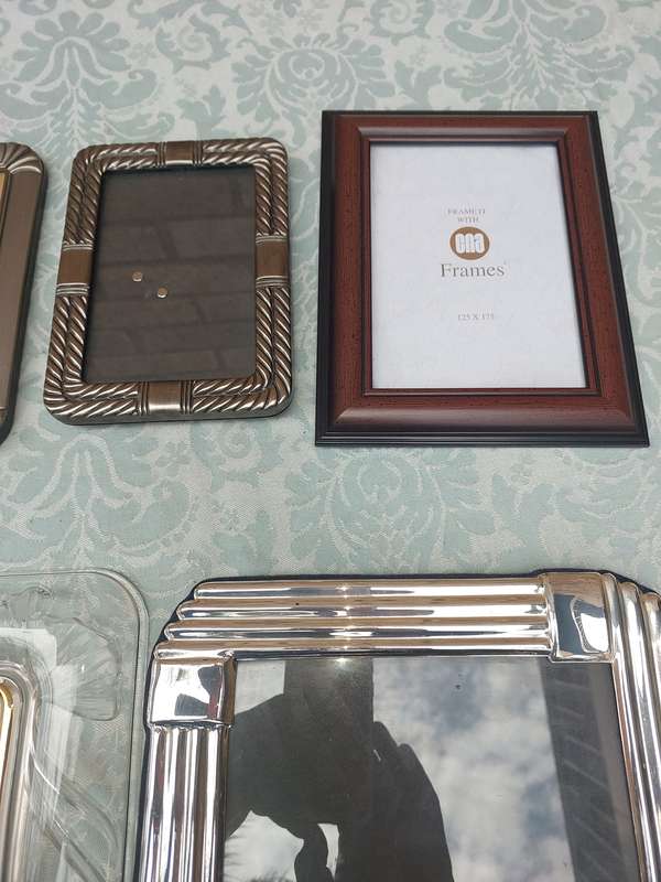 A JOBLOT PHOTO FRAMES SOLD AS IS