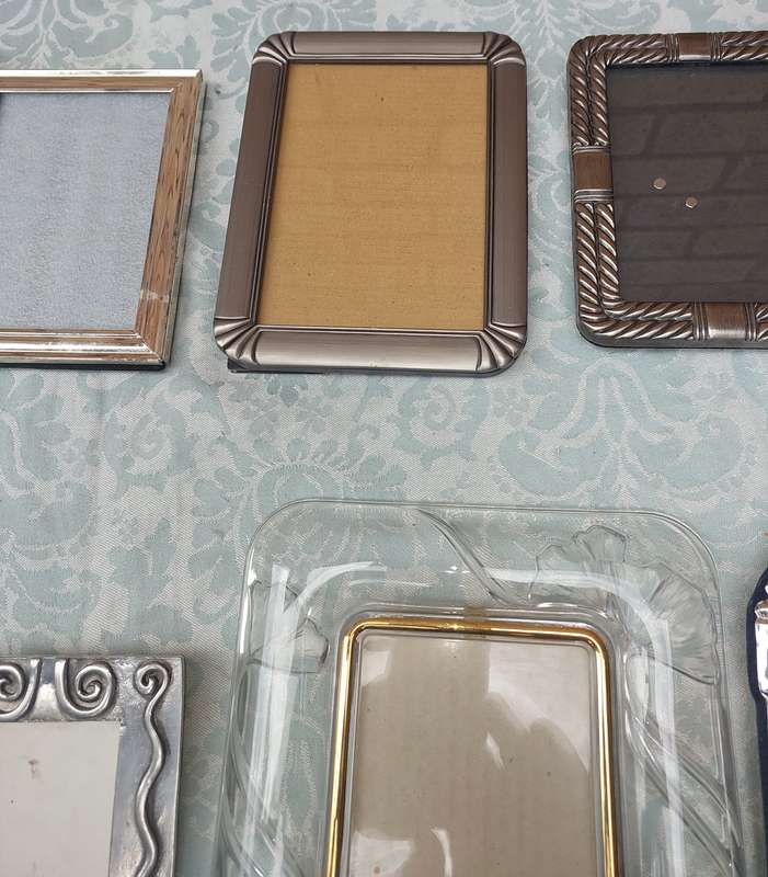 A JOBLOT PHOTO FRAMES SOLD AS IS