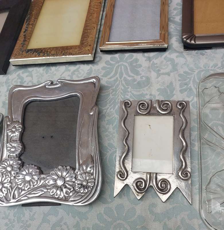 A JOBLOT PHOTO FRAMES SOLD AS IS