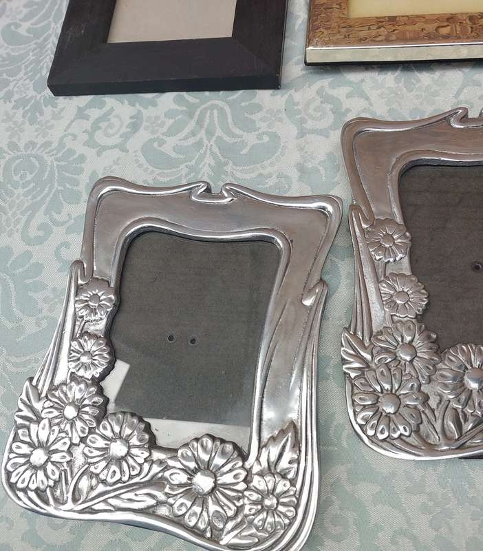 A JOBLOT PHOTO FRAMES SOLD AS IS