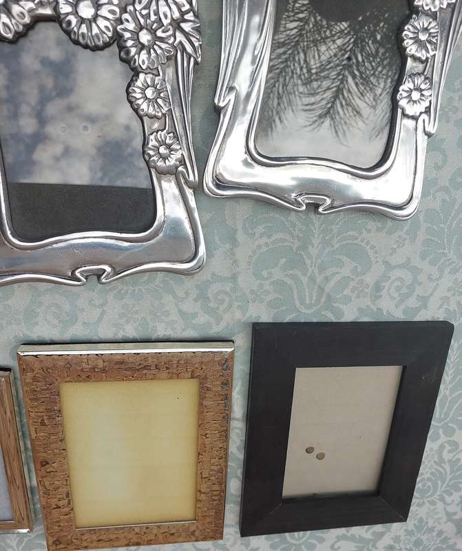 A JOBLOT PHOTO FRAMES SOLD AS IS
