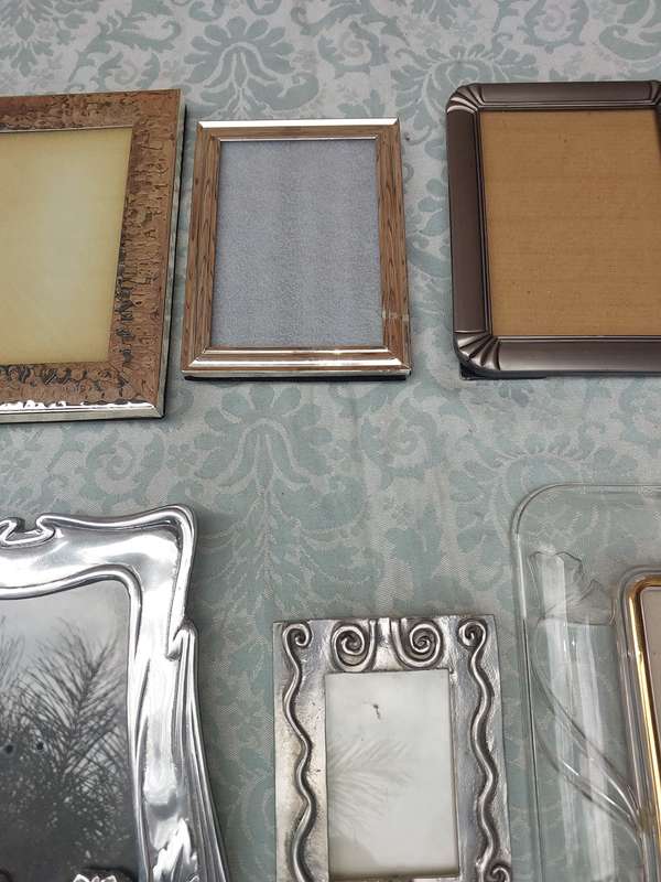 A JOBLOT PHOTO FRAMES SOLD AS IS