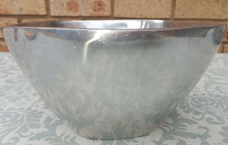 A BEAUTIFULL PEWTAL SERVING BOWL SOLD AS IS R200