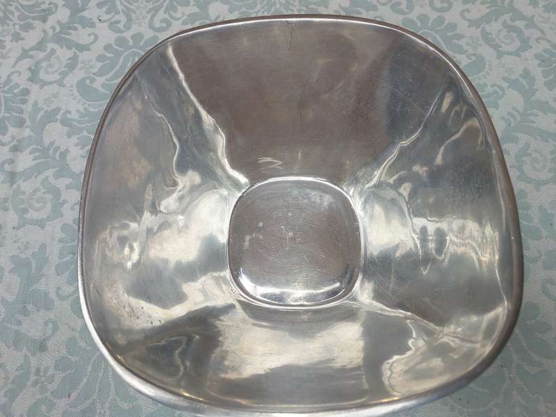 A BEAUTIFULL PEWTAL SERVING BOWL SOLD AS IS R200