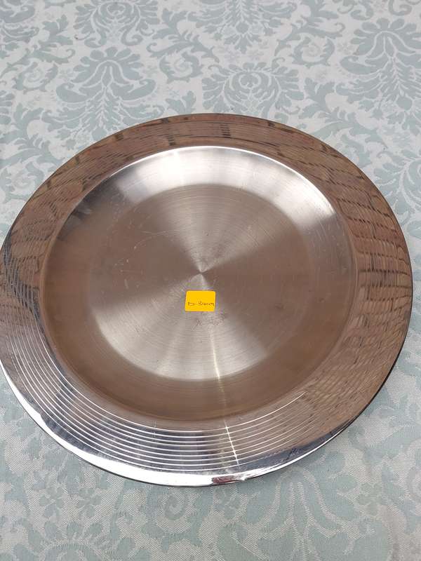 A STAINLESS STEEL SERVING PLATTER SOLD AS IS