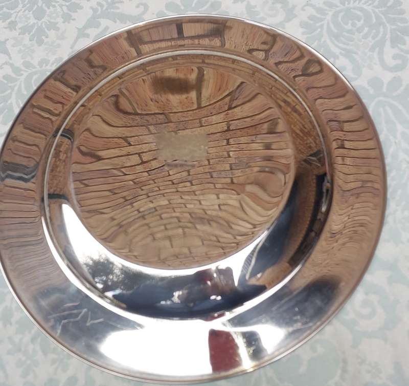 A STAINLESS STEEL SERVING PLATTER SOLD AS IS