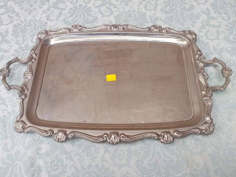 A VINTAGE SILVER-PLATED EDWARDIAN STYLE SERVING TRAY SOLD AS IS R350