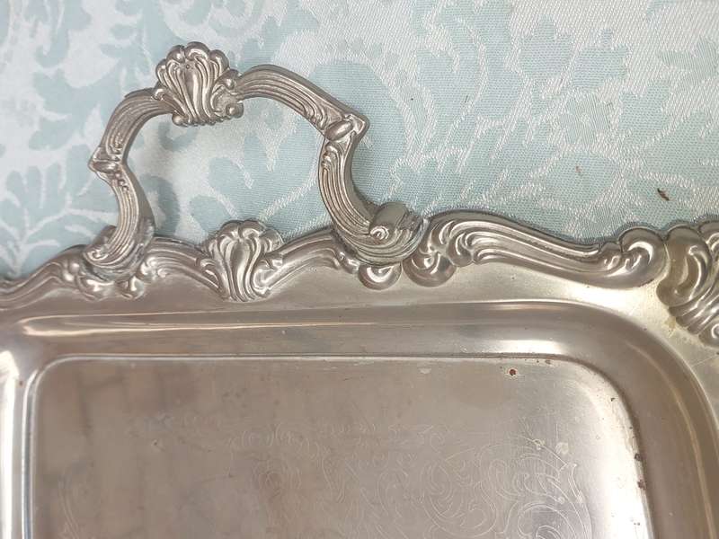 A VINTAGE SILVER-PLATED EDWARDIAN STYLE SERVING TRAY SOLD AS IS R350