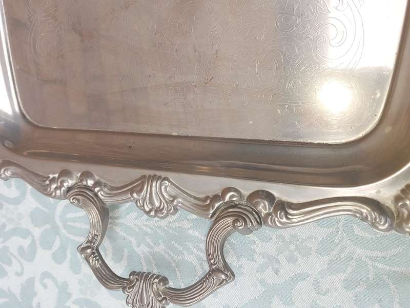 A VINTAGE SILVER-PLATED EDWARDIAN STYLE SERVING TRAY SOLD AS IS R350