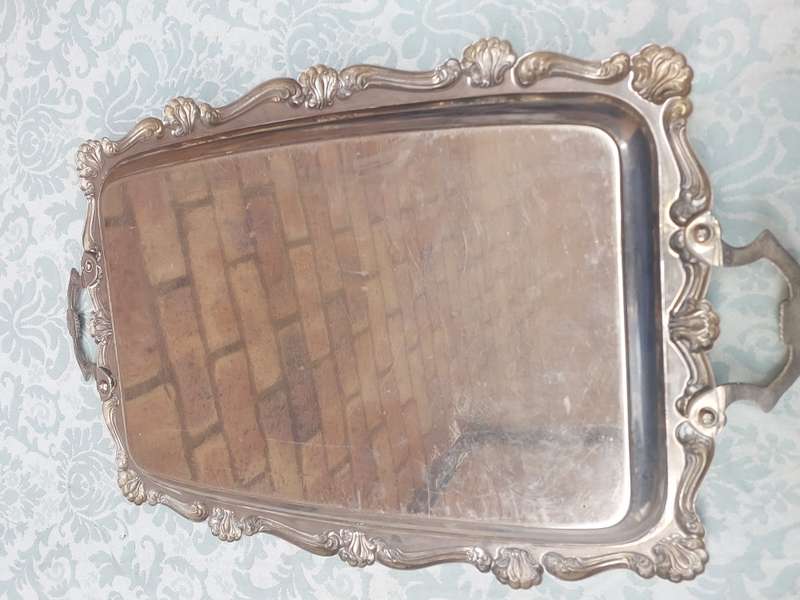 A VINTAGE SILVER-PLATED EDWARDIAN STYLE SERVING TRAY SOLD AS IS R350