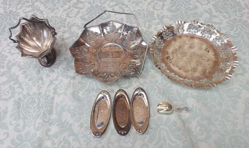 A VINTAGE JOB LOT KITCHENALIA UNTENSILS SOLD AS IS