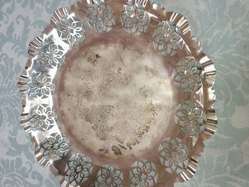 A VINTAGE JOB LOT KITCHENALIA UNTENSILS SOLD AS IS