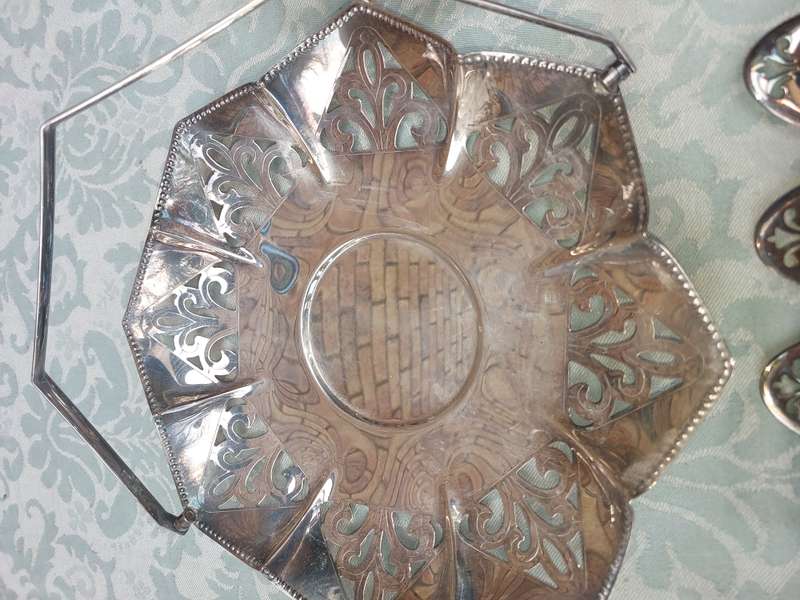 A VINTAGE JOB LOT KITCHENALIA UNTENSILS SOLD AS IS