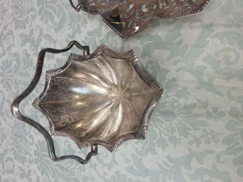 A VINTAGE JOB LOT KITCHENALIA UNTENSILS SOLD AS IS
