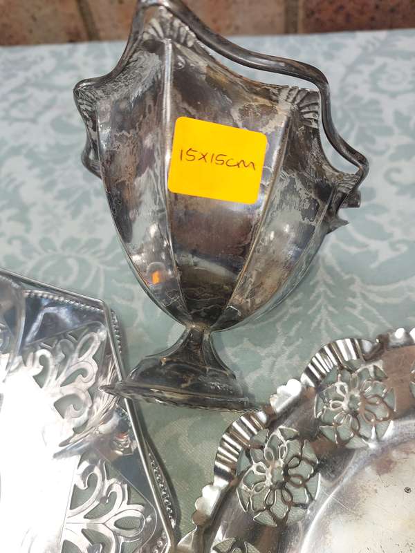 A VINTAGE JOB LOT KITCHENALIA UNTENSILS SOLD AS IS