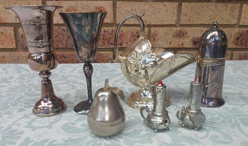 A VINTAGE JOBLOT KITCHENALIA SOLD AS IS