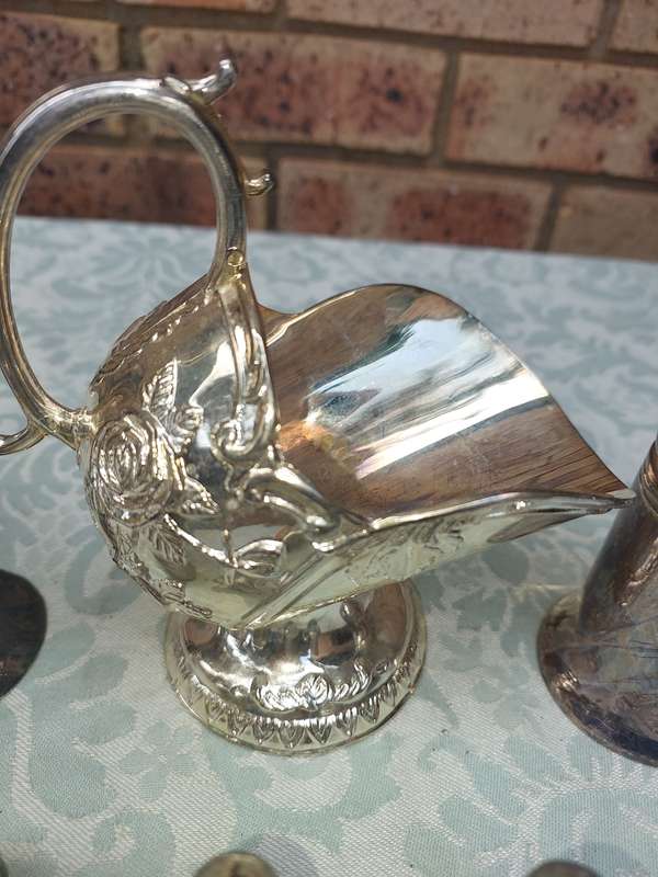A VINTAGE JOBLOT KITCHENALIA SOLD AS IS