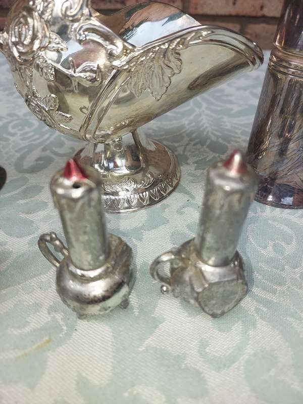 A VINTAGE JOBLOT KITCHENALIA SOLD AS IS