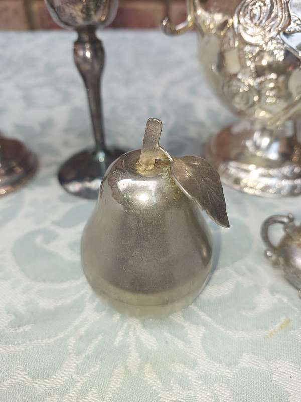 A VINTAGE JOBLOT KITCHENALIA SOLD AS IS