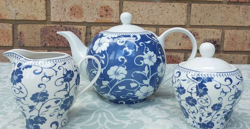 A PORCELAIN COFFEE JUG OR TEASET SOLD AS IS