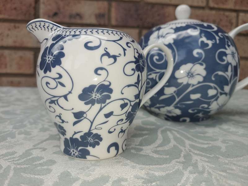 A PORCELAIN COFFEE JUG OR TEASET SOLD AS IS