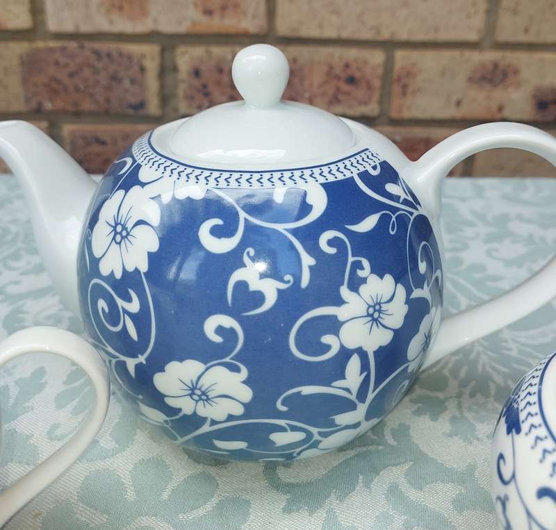 A PORCELAIN COFFEE JUG OR TEASET SOLD AS IS