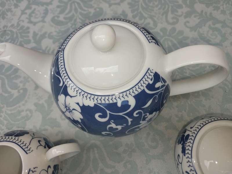 A PORCELAIN COFFEE JUG OR TEASET SOLD AS IS